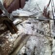 У Харкові брила льоду розтрощила піддашок школи